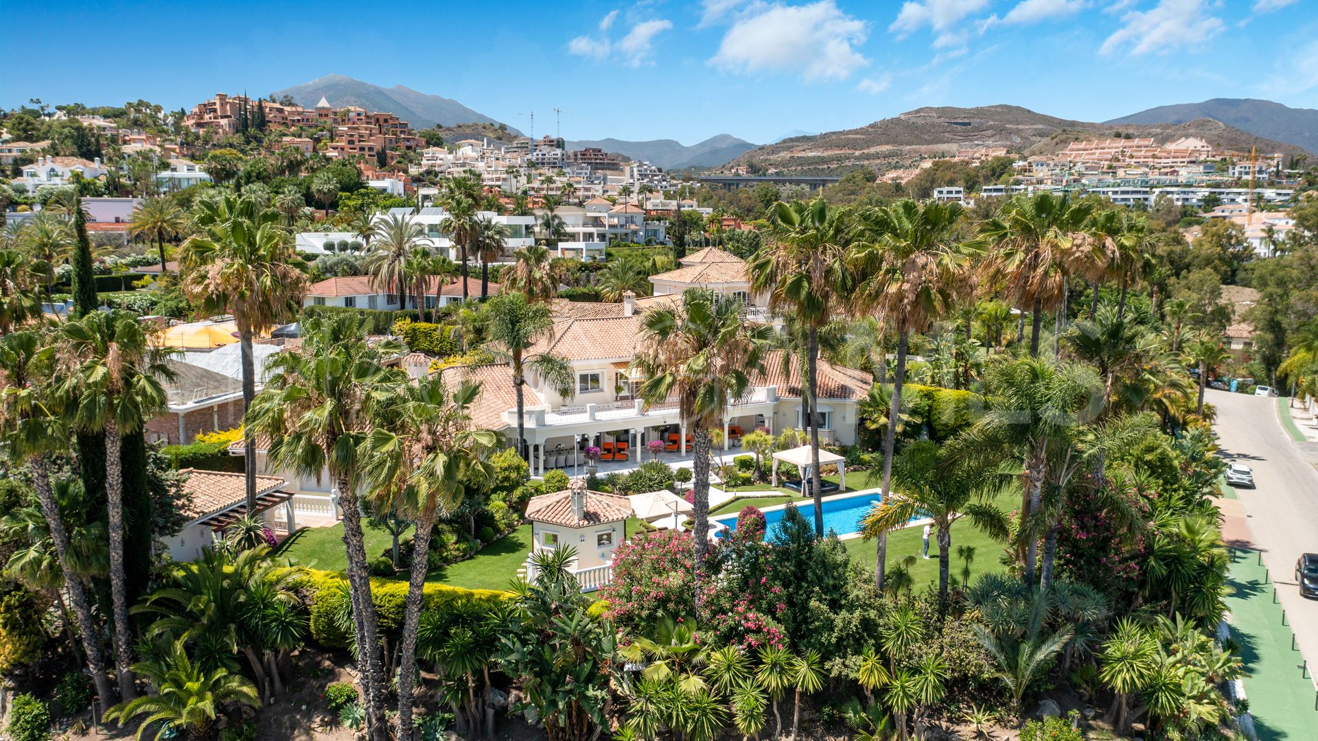 Villa with 6 bedrooms for sale in Nueva Andalucia