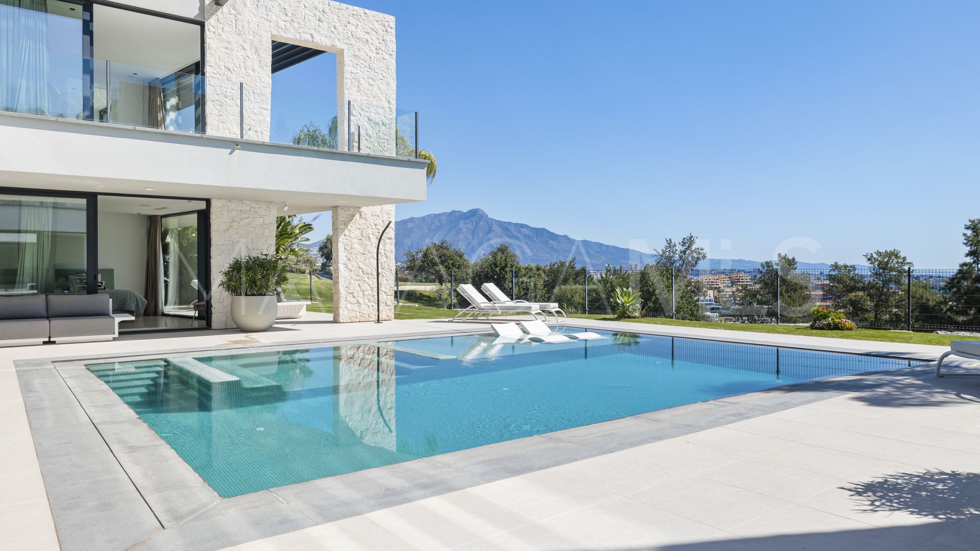 Villa for sale in Benahavis