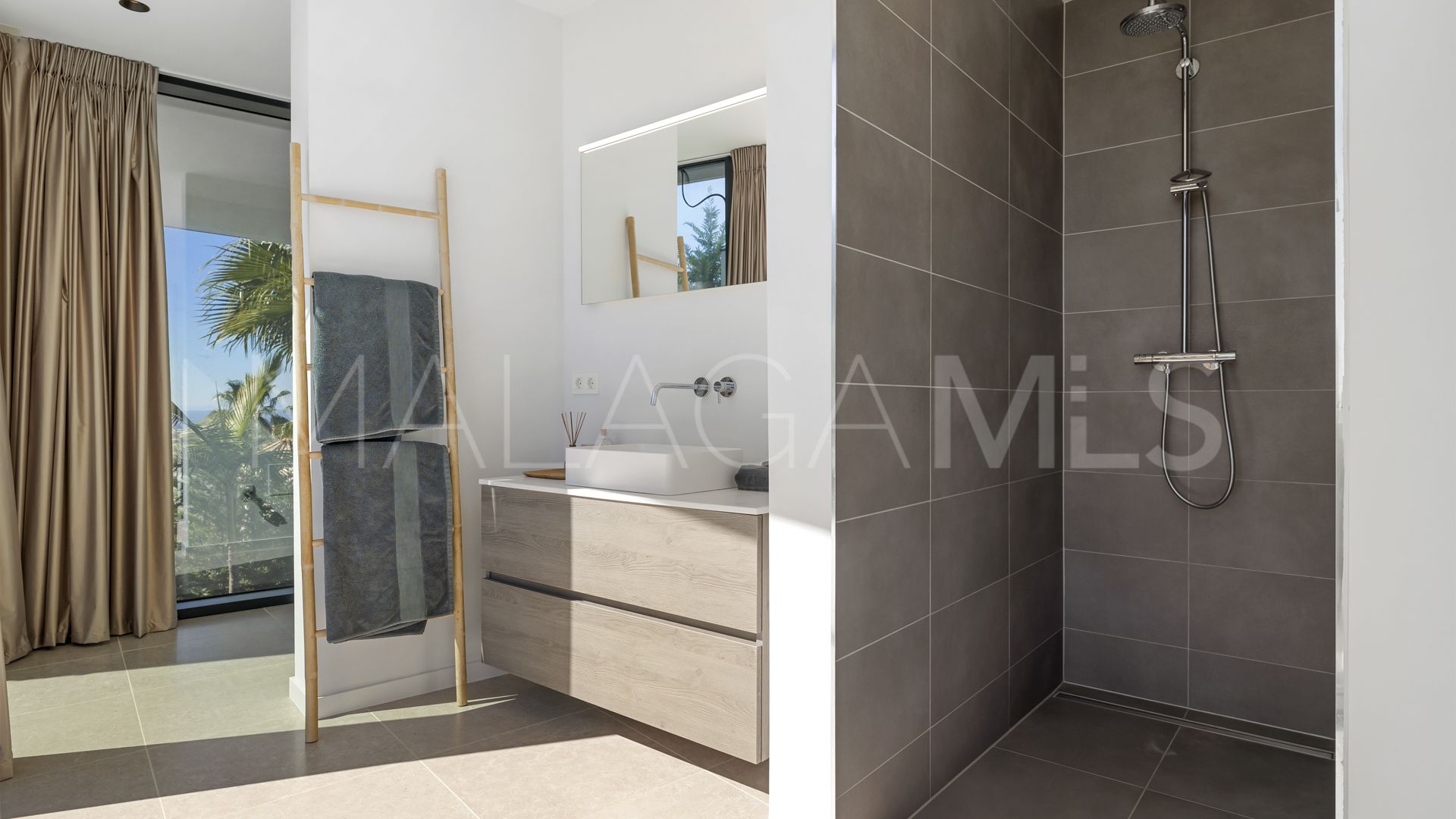 Villa for sale in Benahavis