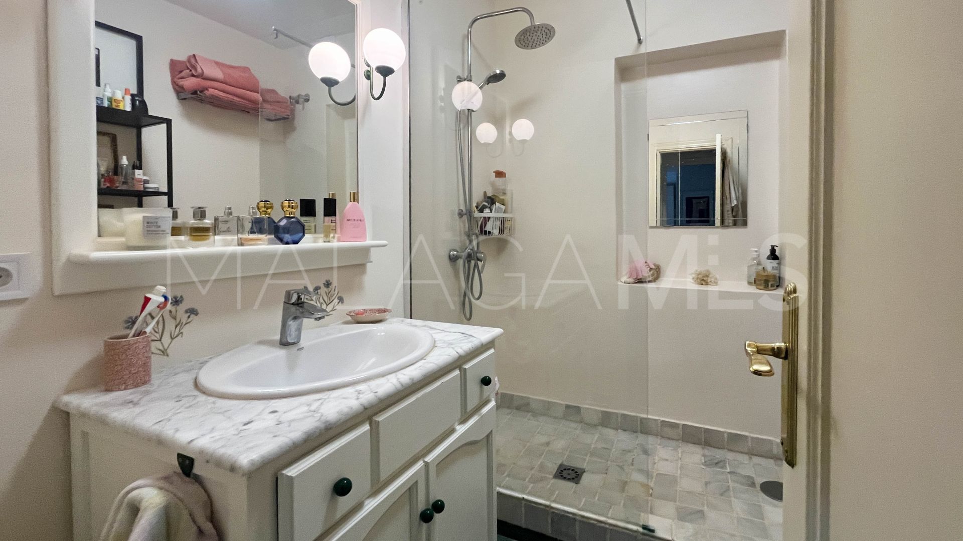 Buy Guaro 4 bedrooms country house