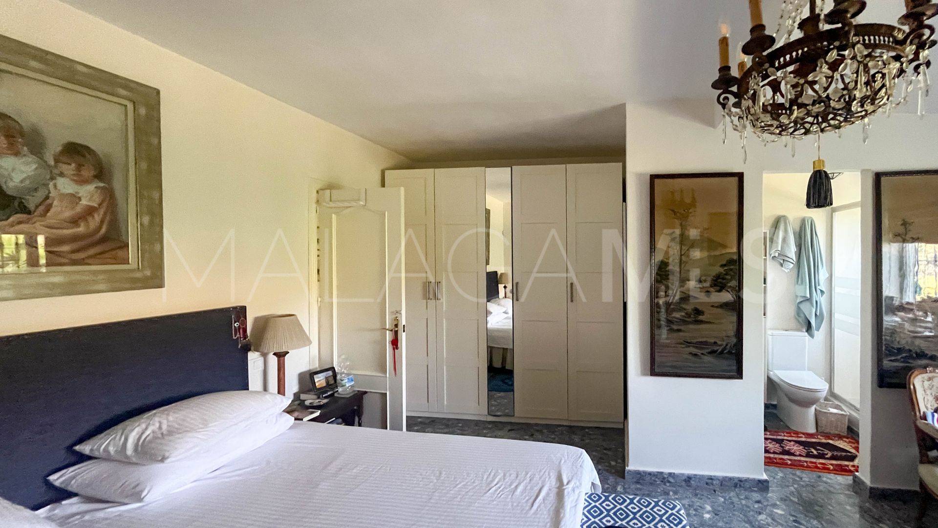 Buy Guaro 4 bedrooms country house