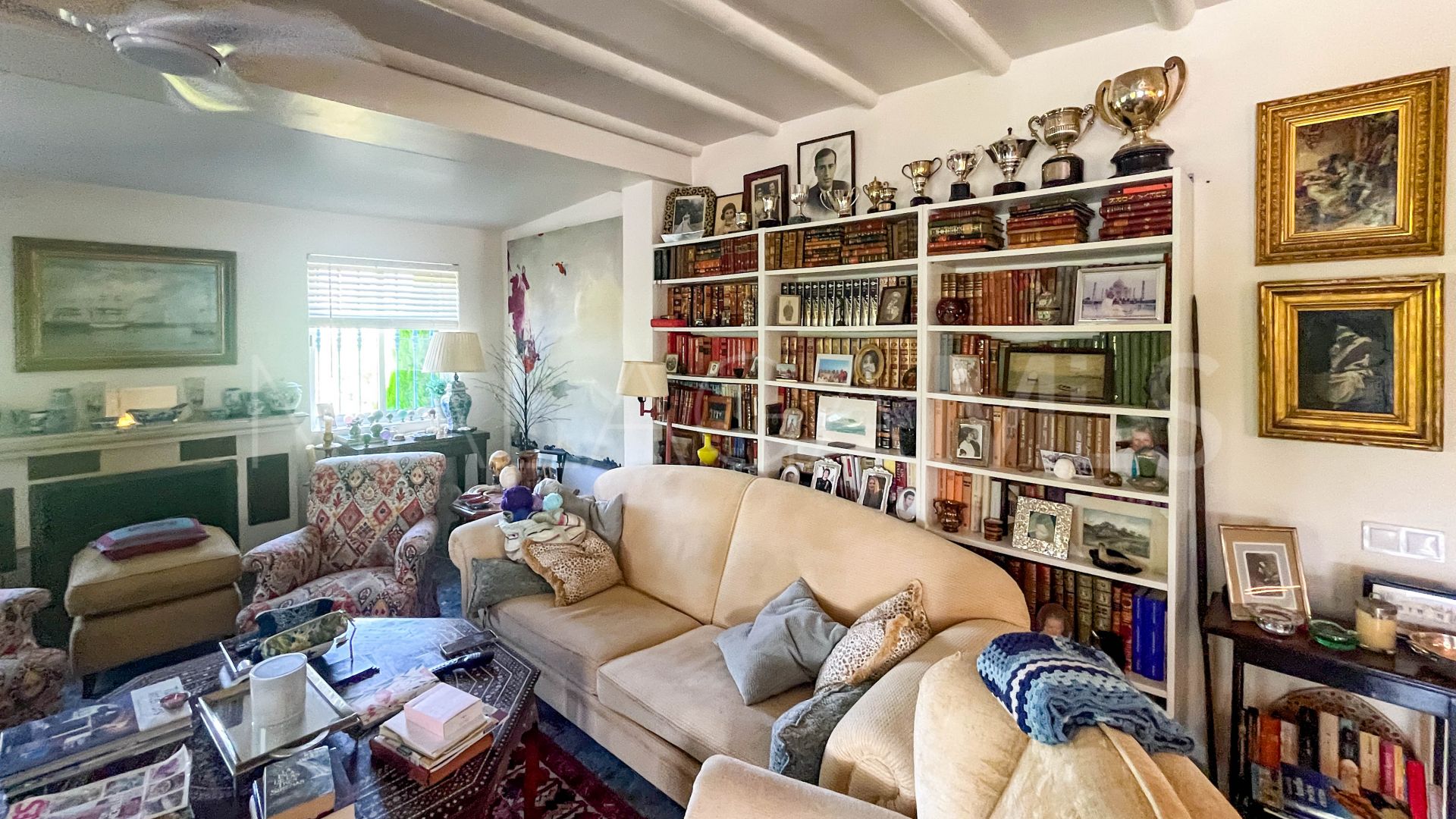 Buy Guaro 4 bedrooms country house