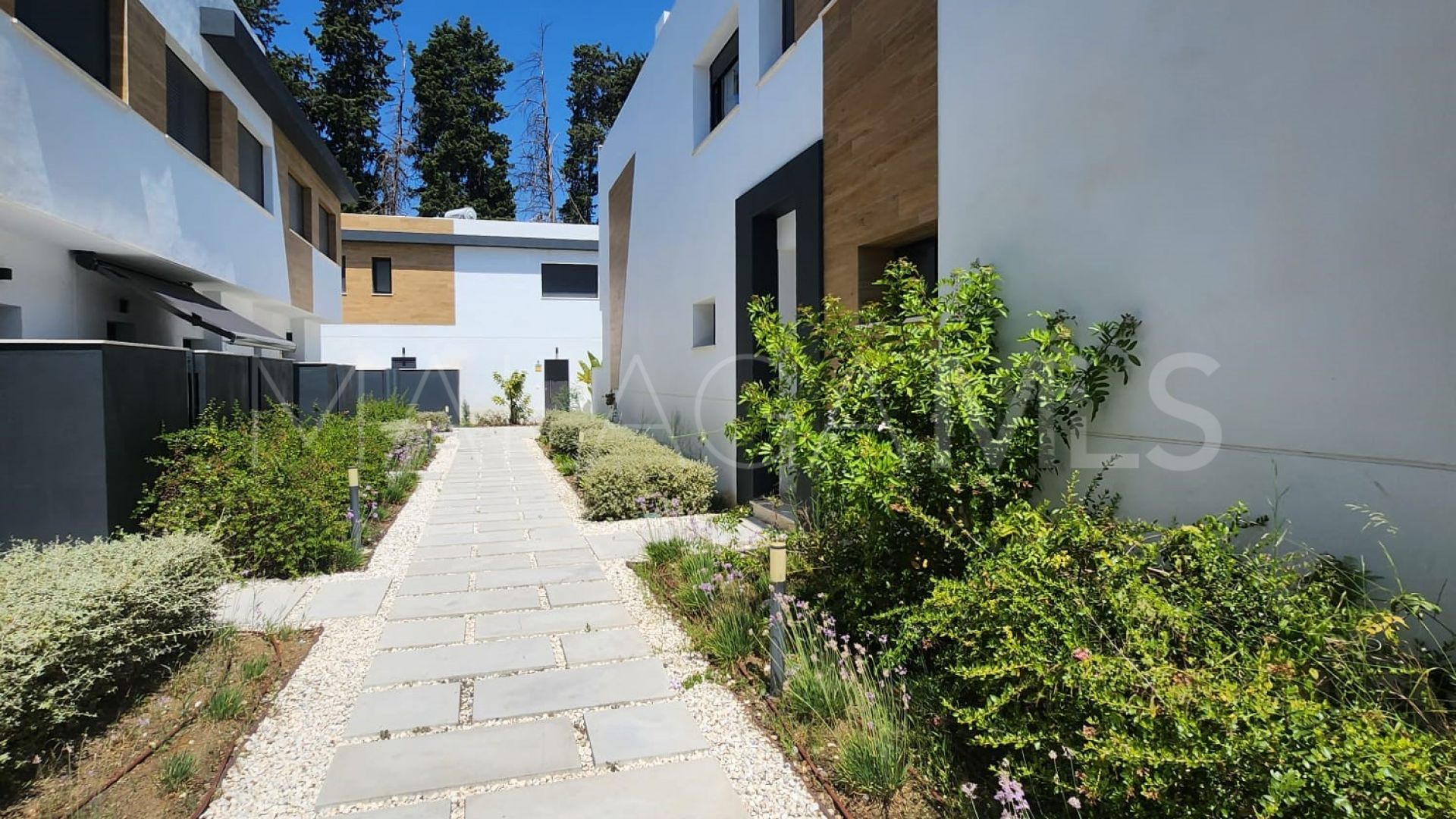 For sale Nueva Andalucia town house