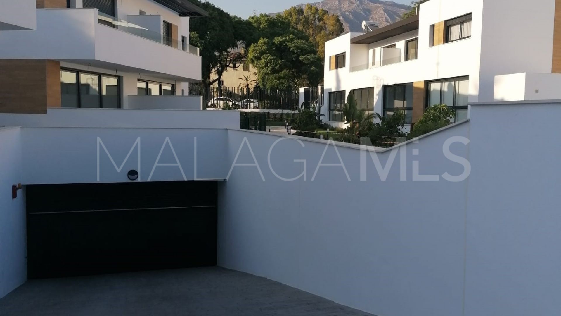For sale Nueva Andalucia town house