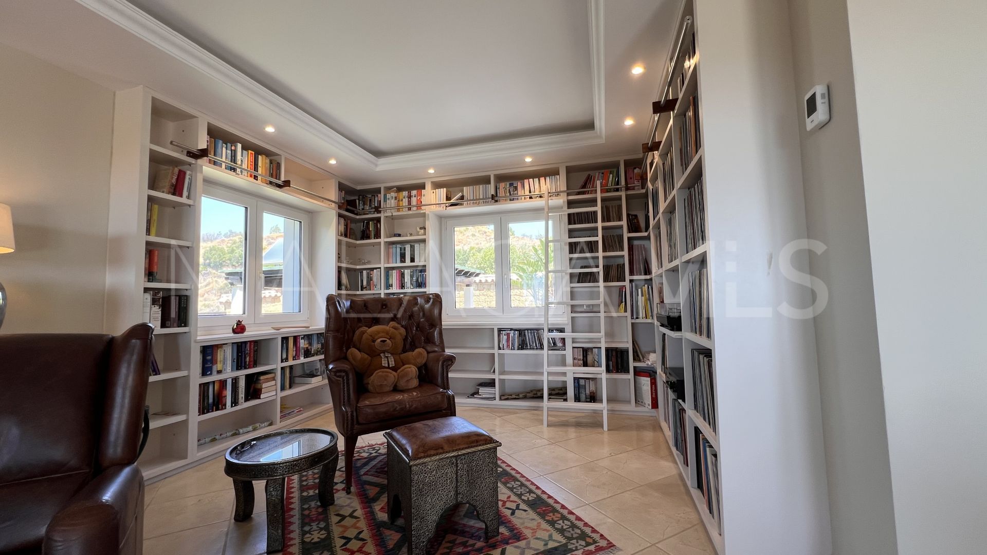 Buy villa in El Padron with 4 bedrooms