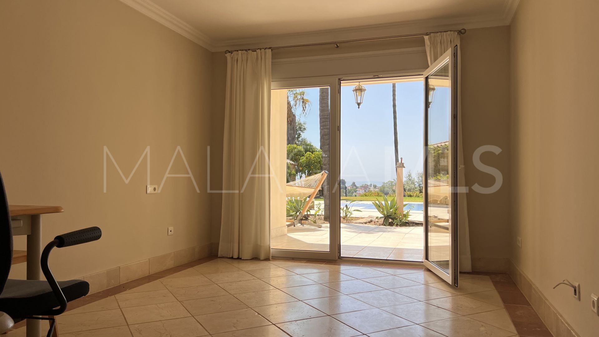 Buy villa in El Padron with 4 bedrooms
