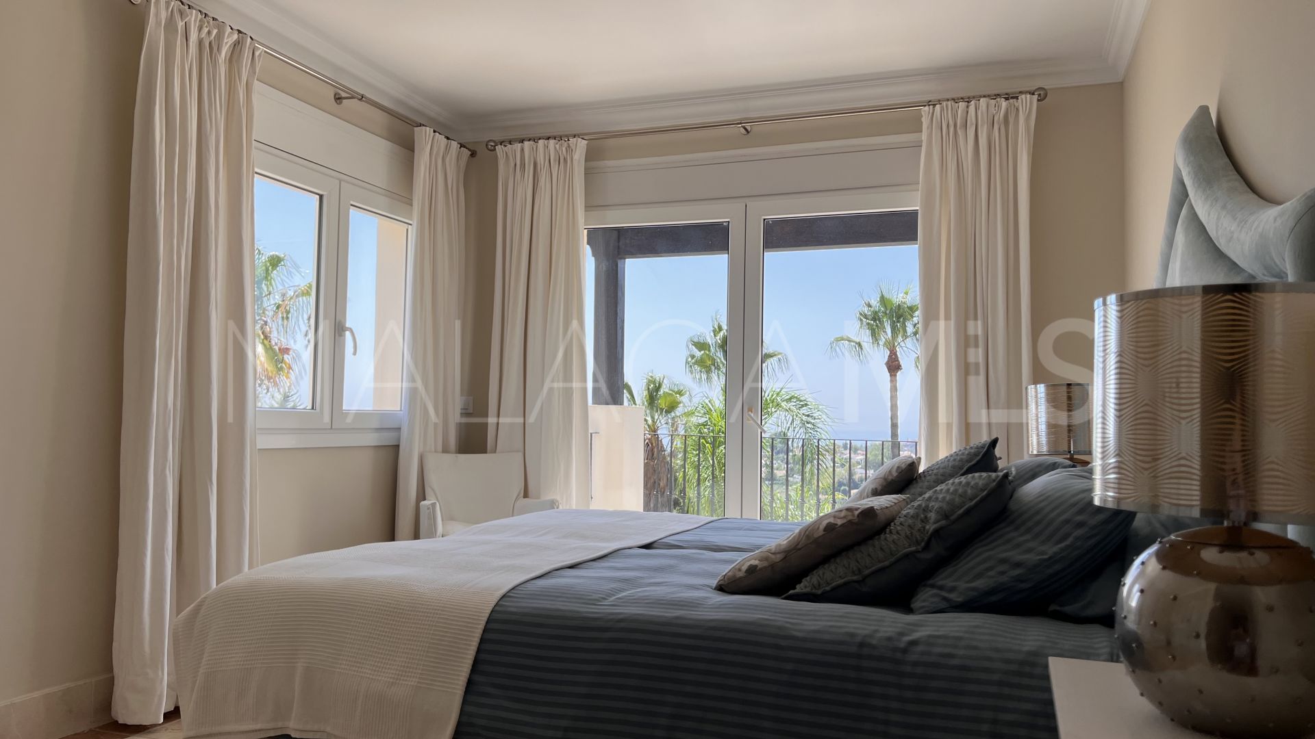 Buy villa in El Padron with 4 bedrooms