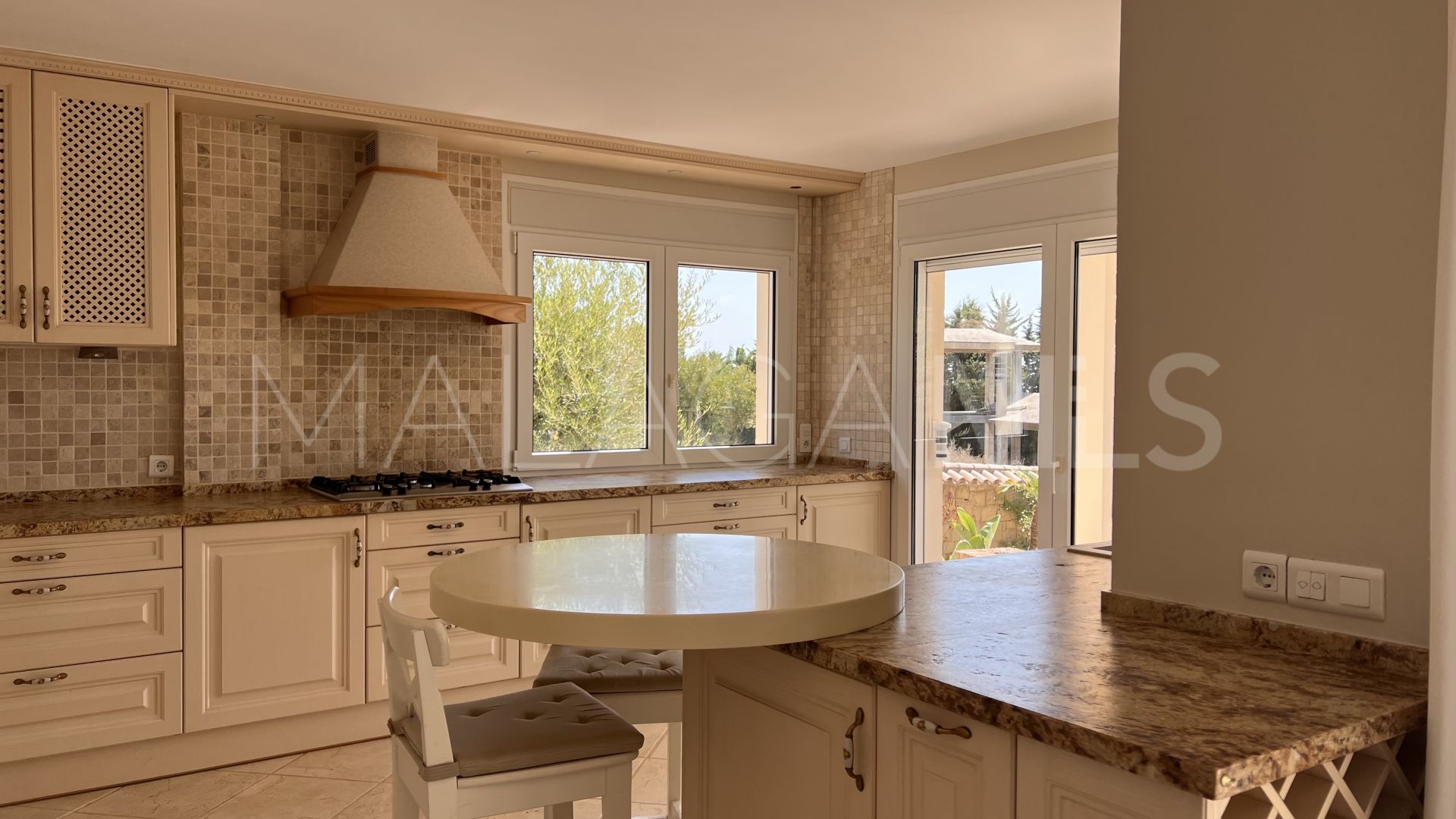 Buy villa in El Padron with 4 bedrooms