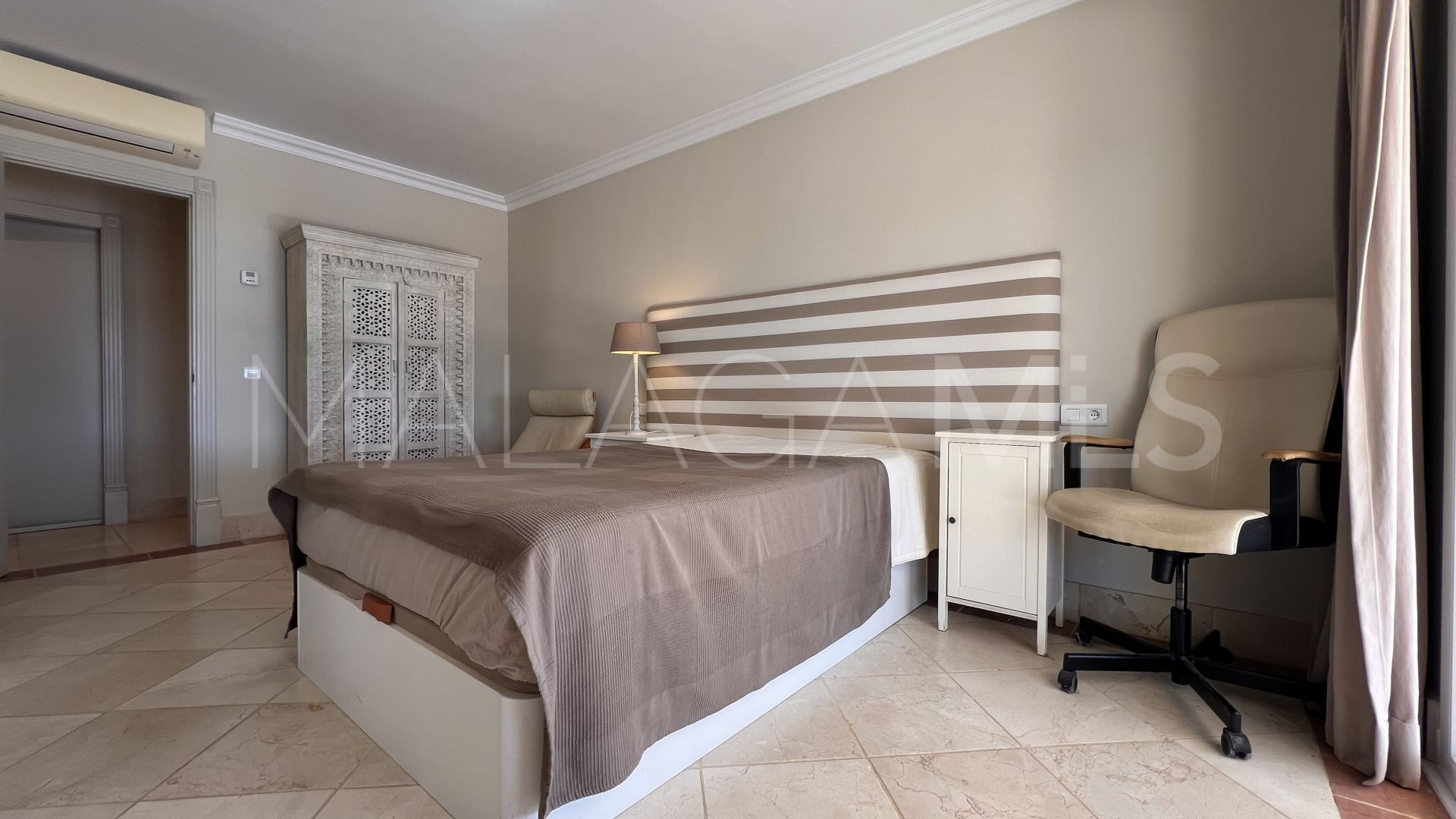 Buy villa in El Padron with 4 bedrooms