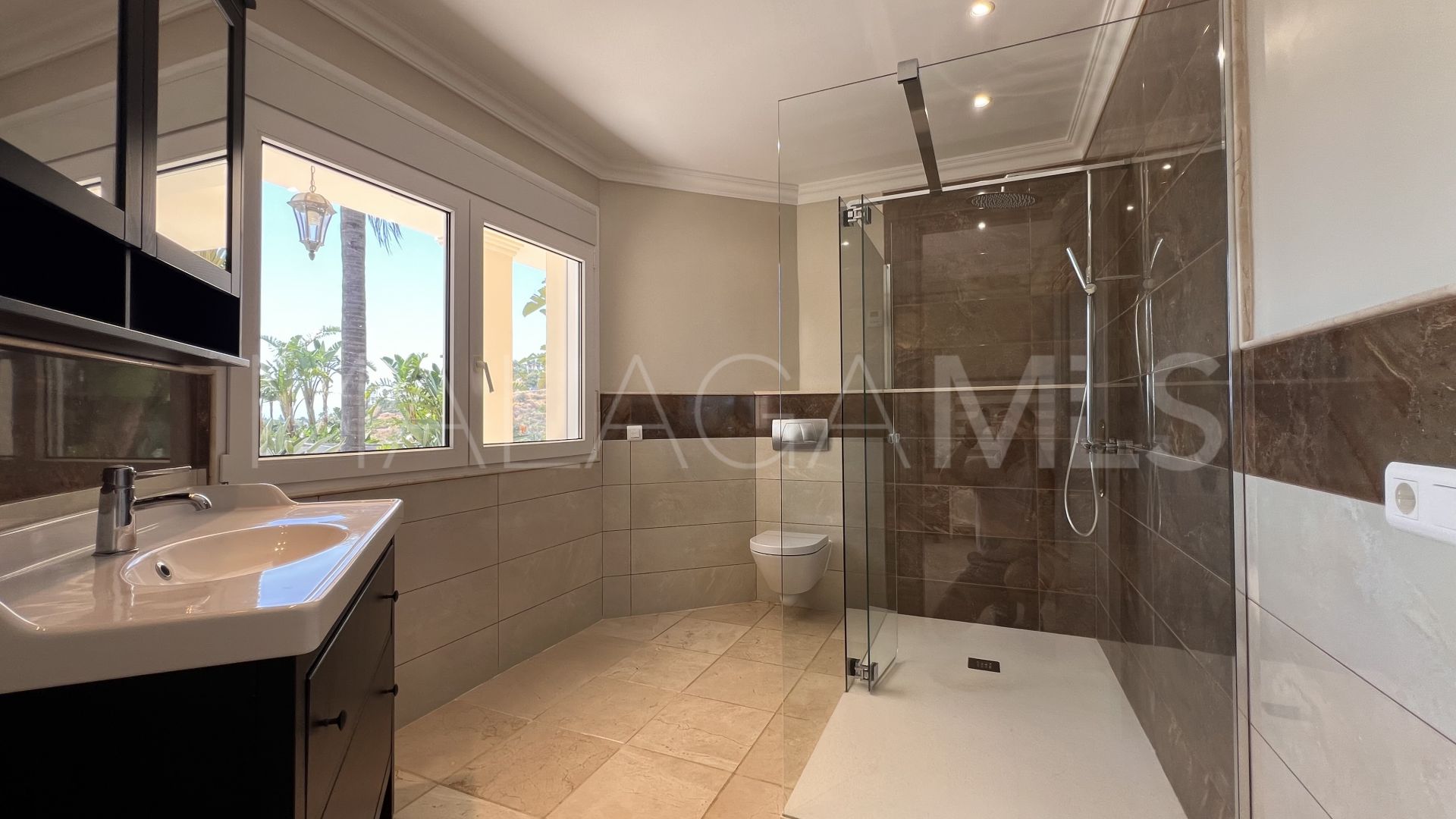 Buy villa in El Padron with 4 bedrooms