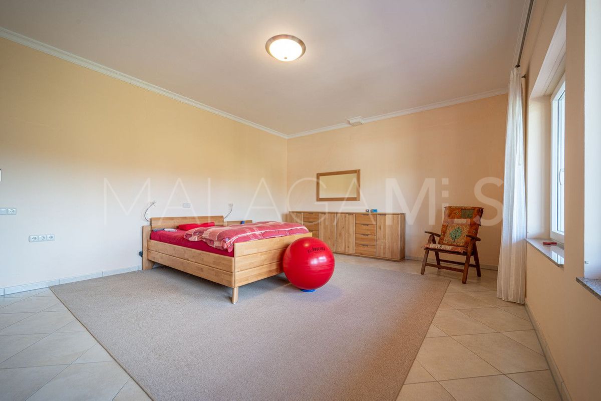 Villa for sale in El Paraiso