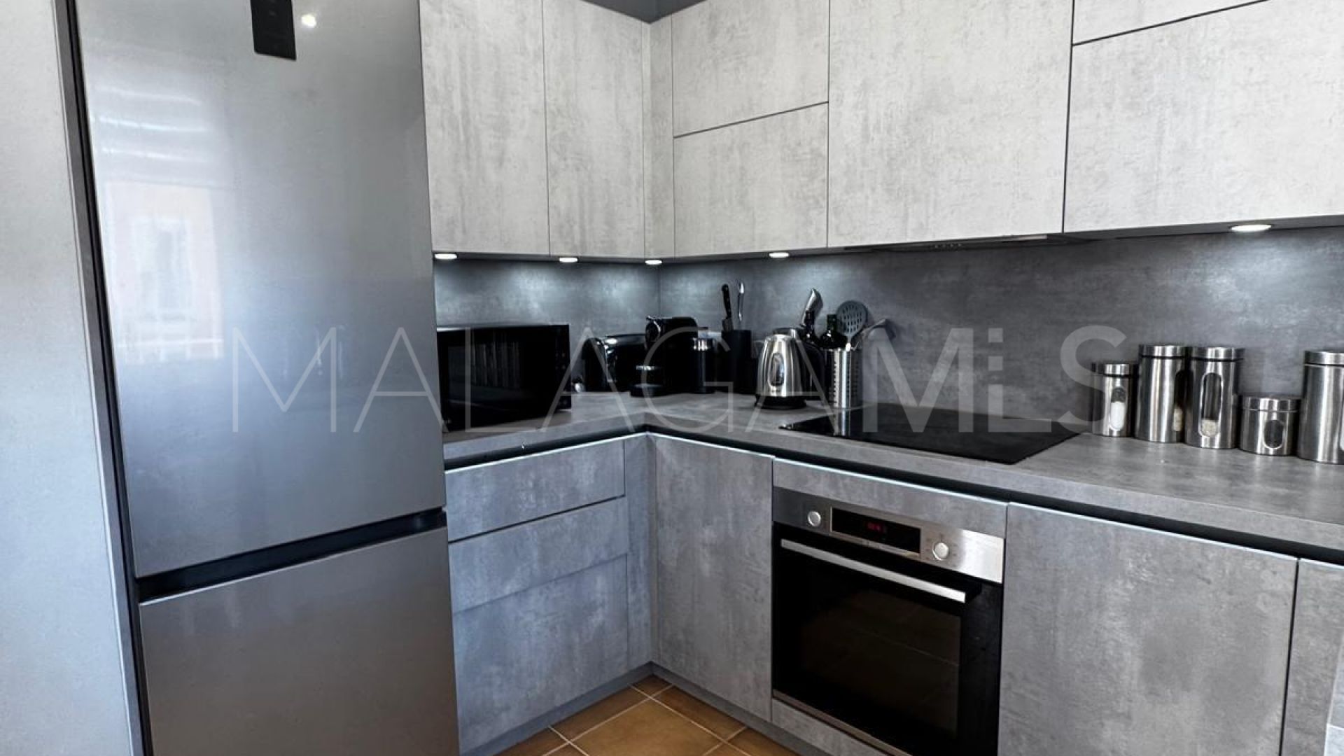 For sale town house in Aloha Lake Village with 2 bedrooms