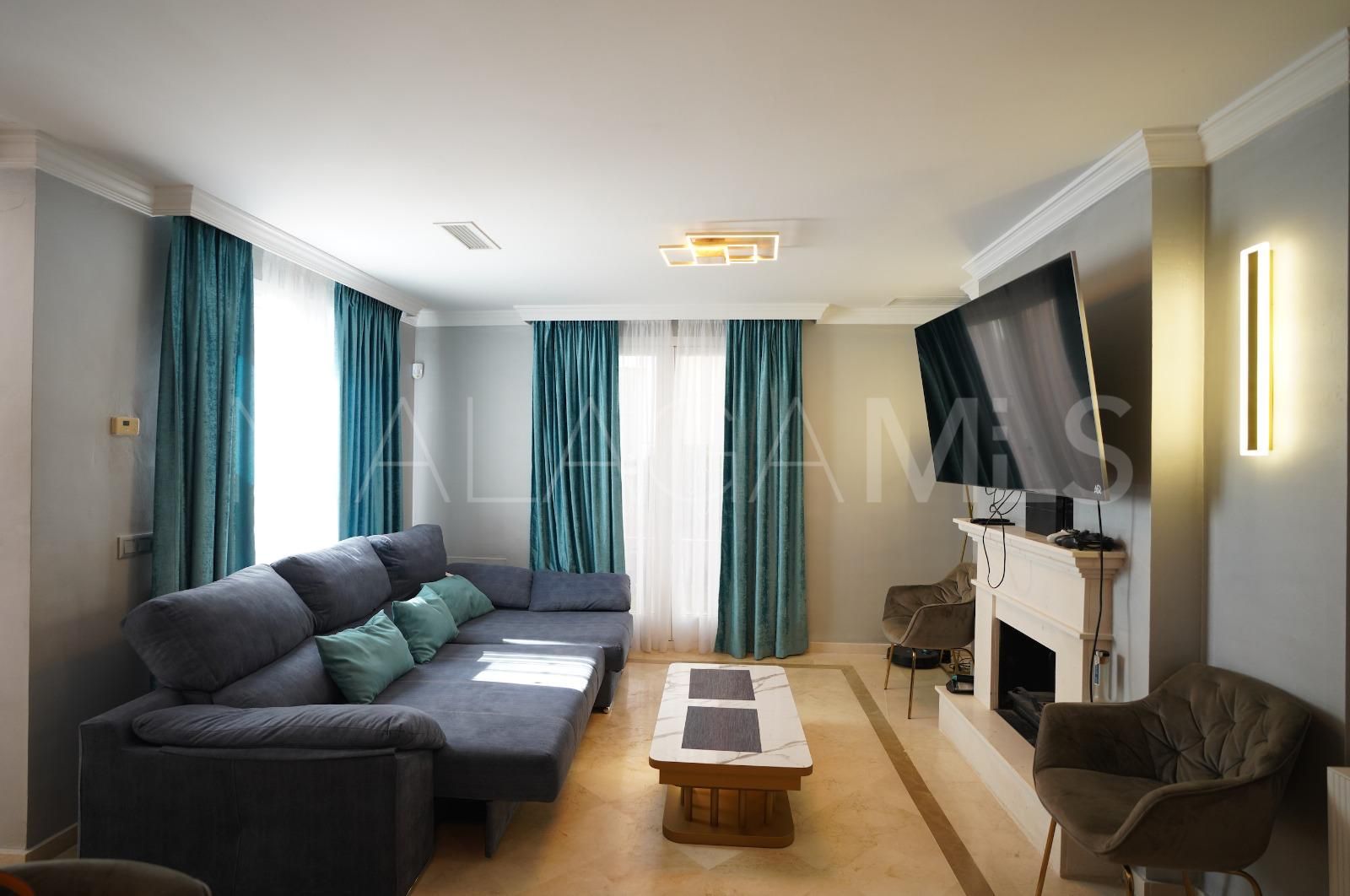 For sale town house in Aloha Lake Village with 2 bedrooms