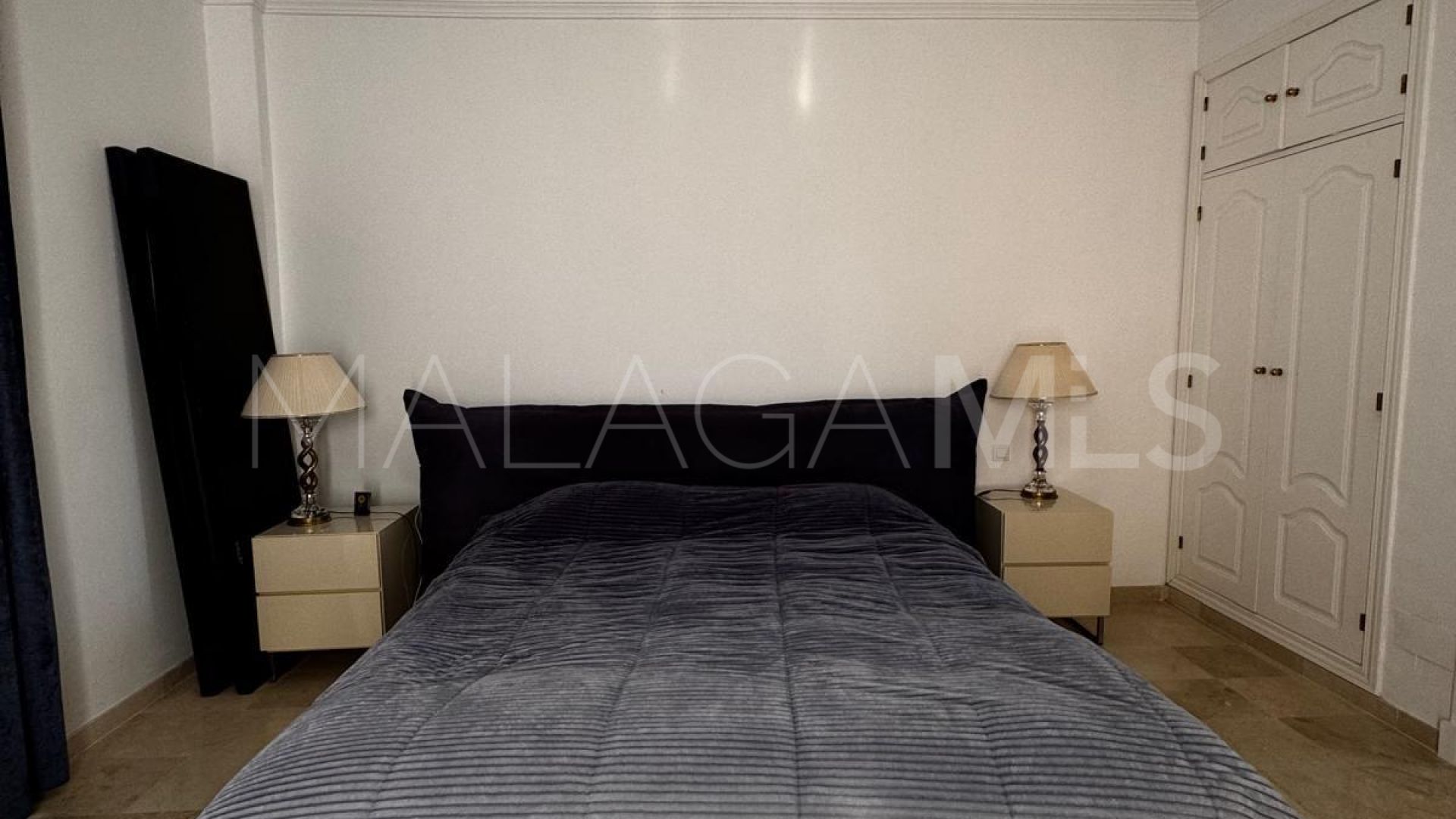 For sale town house in Aloha Lake Village with 2 bedrooms