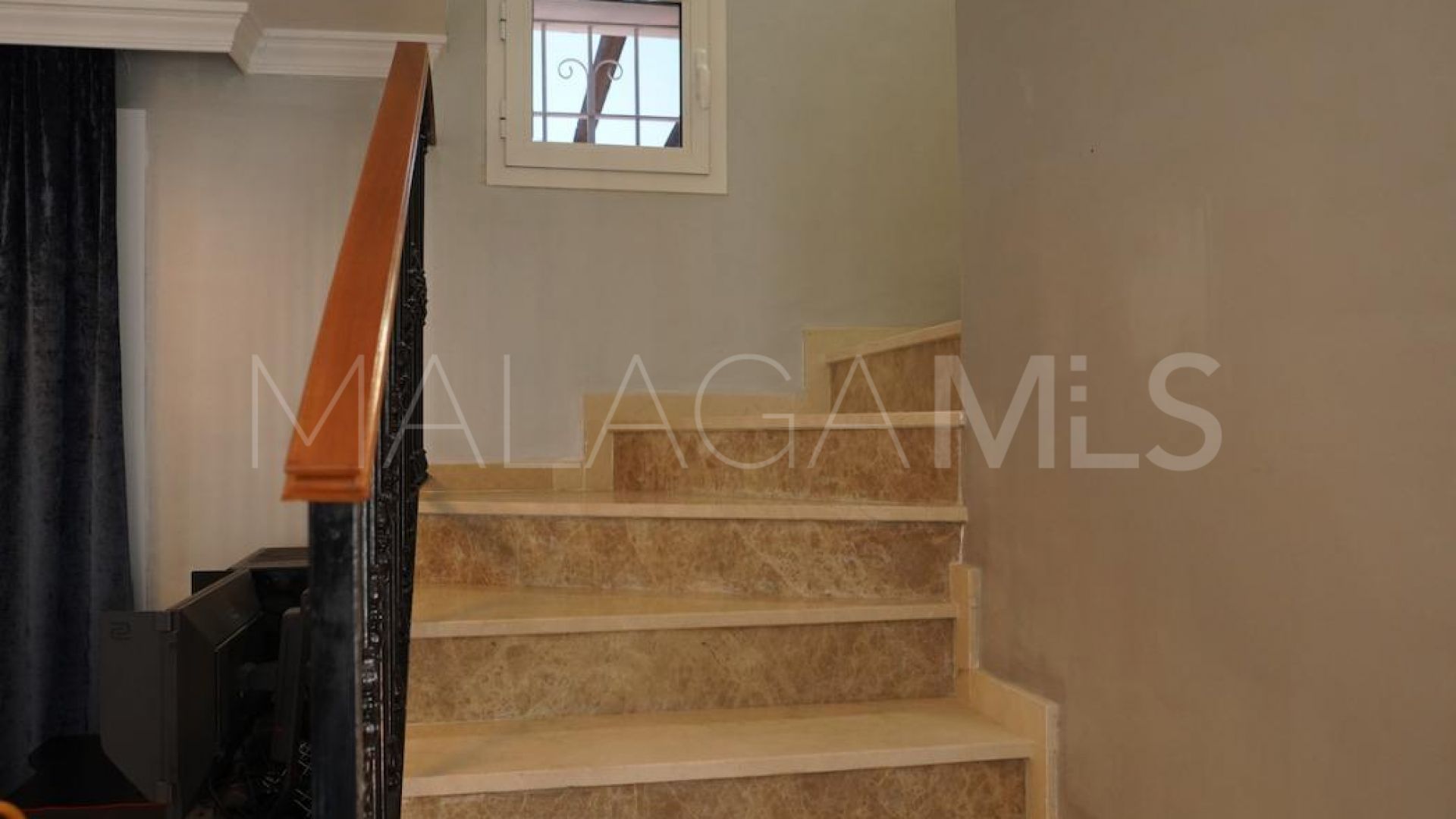 For sale town house in Aloha Lake Village with 2 bedrooms