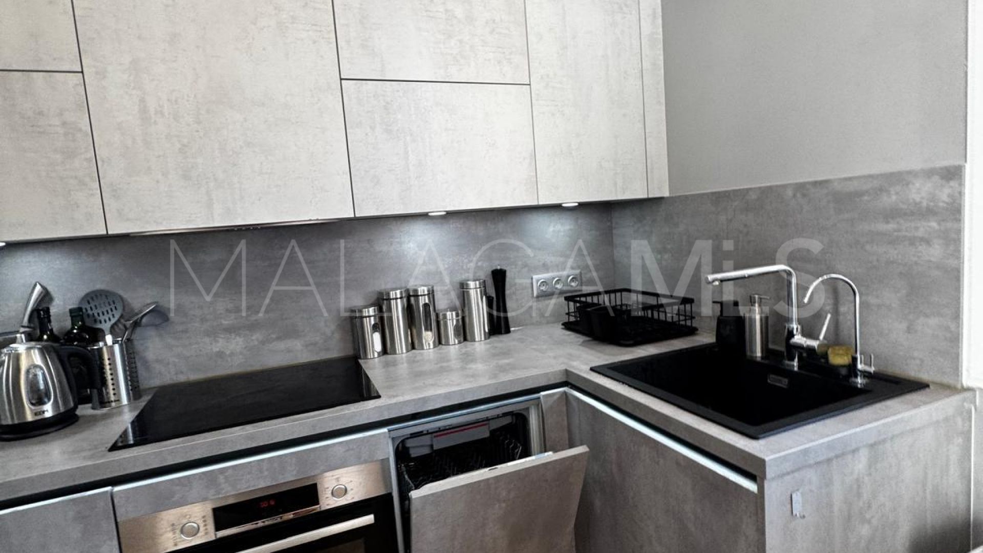 For sale town house in Aloha Lake Village with 2 bedrooms