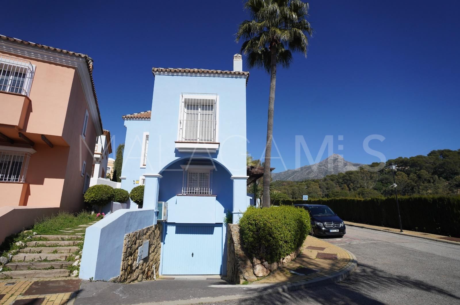 For sale town house in Aloha Lake Village with 2 bedrooms