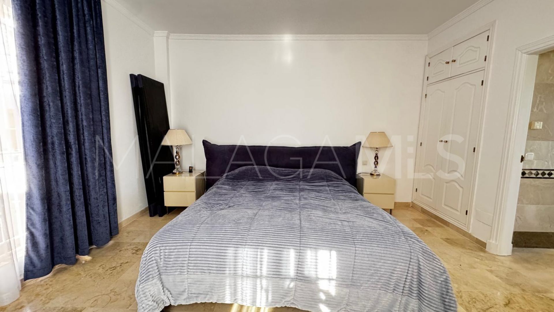For sale town house in Aloha Lake Village with 2 bedrooms