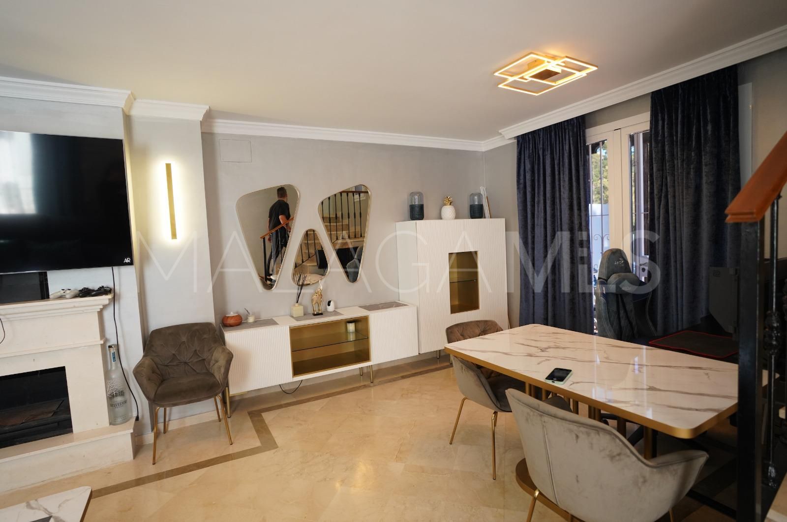 For sale town house in Aloha Lake Village with 2 bedrooms