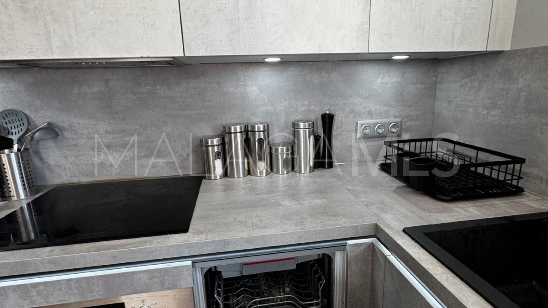 For sale town house in Aloha Lake Village with 2 bedrooms