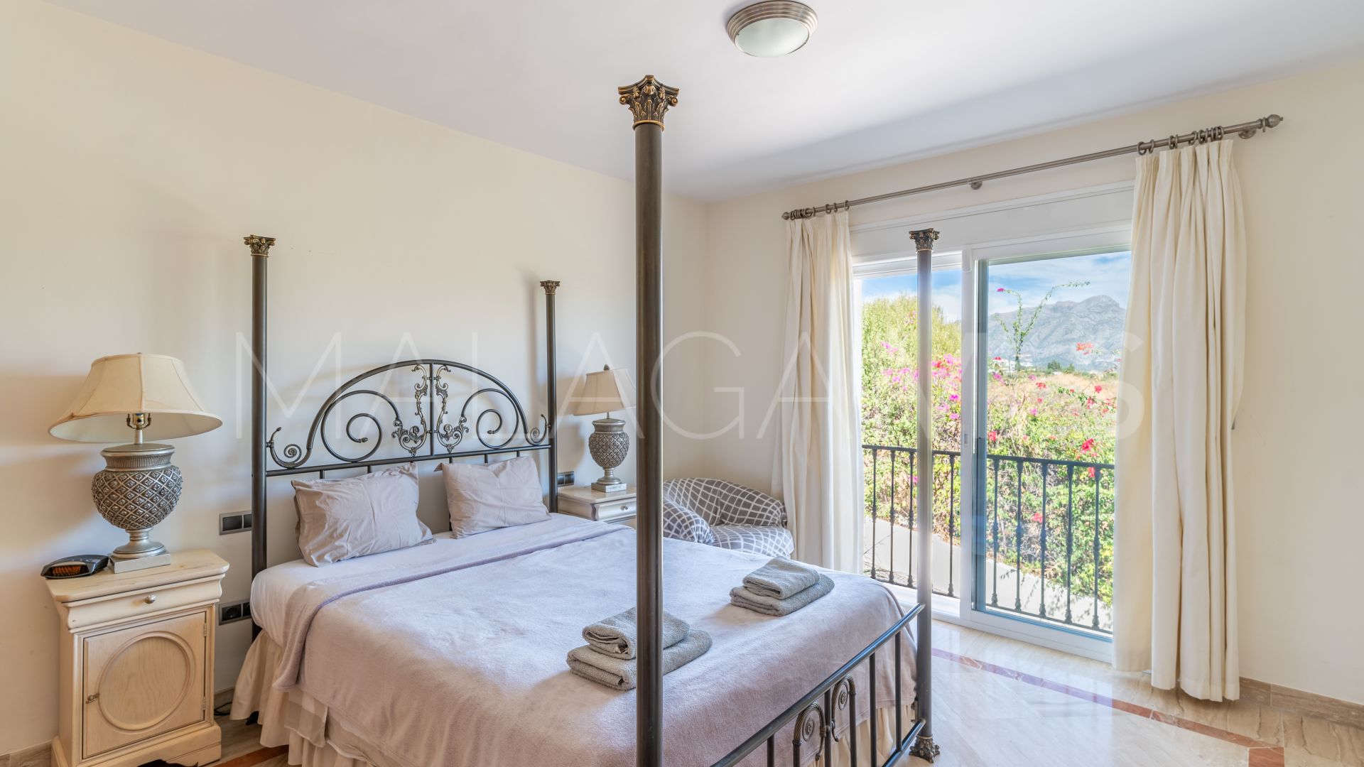 Buy villa in Puerto del Almendro with 5 bedrooms