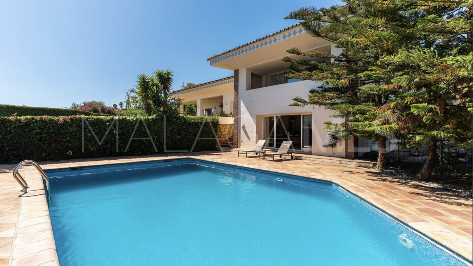 Buy villa in Puerto del Almendro with 5 bedrooms