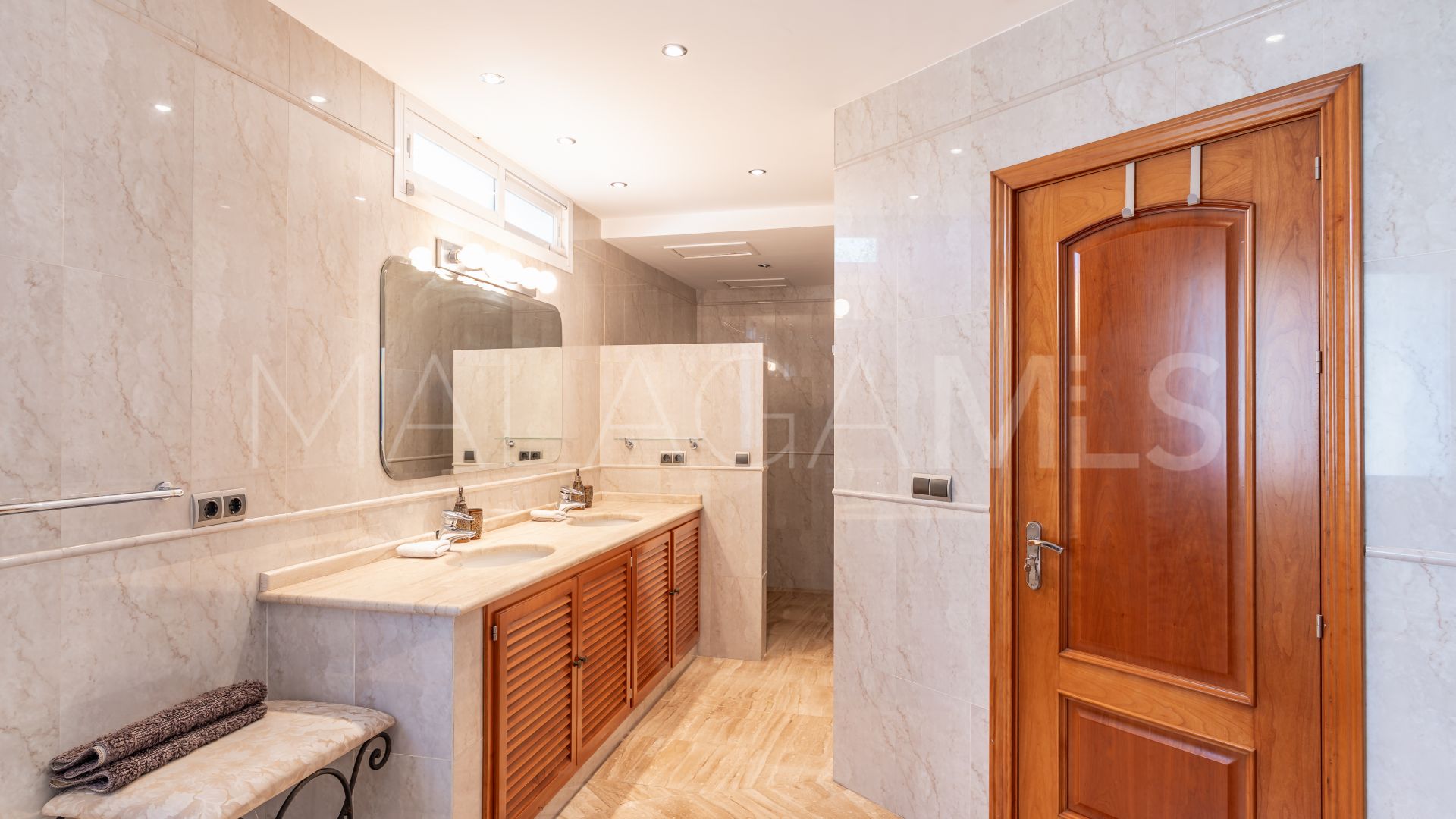 Buy villa in Puerto del Almendro with 5 bedrooms