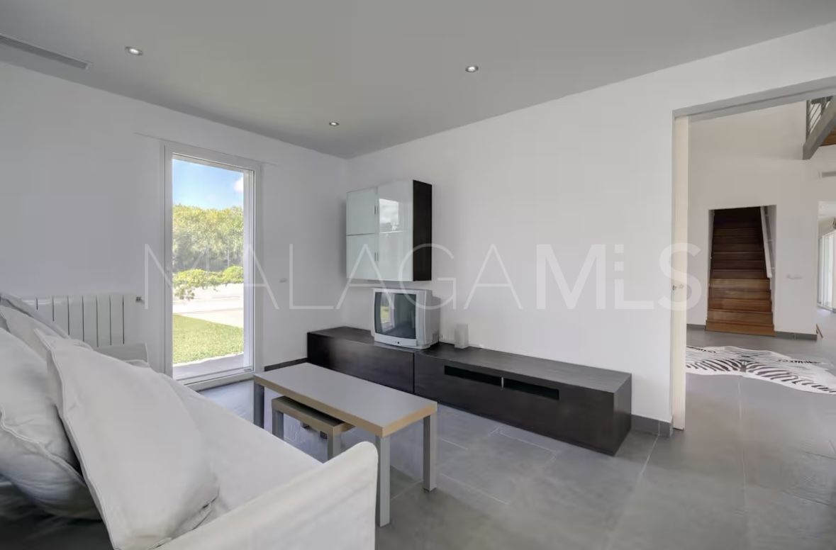 Villa for sale in Manilva Beach with 6 bedrooms