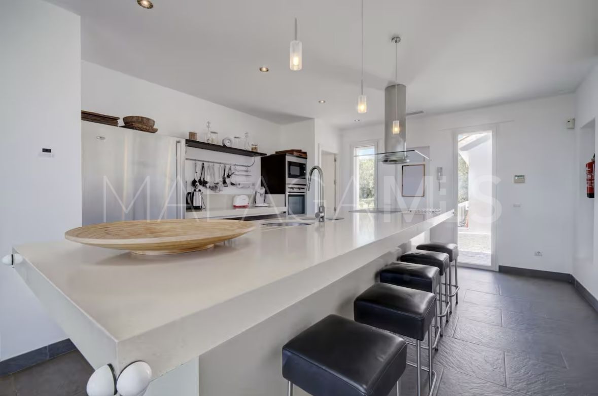 Villa for sale in Manilva Beach with 6 bedrooms