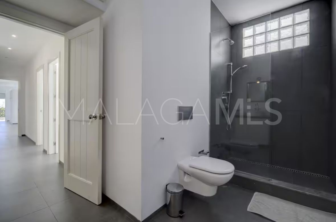 Villa for sale in Manilva Beach with 6 bedrooms