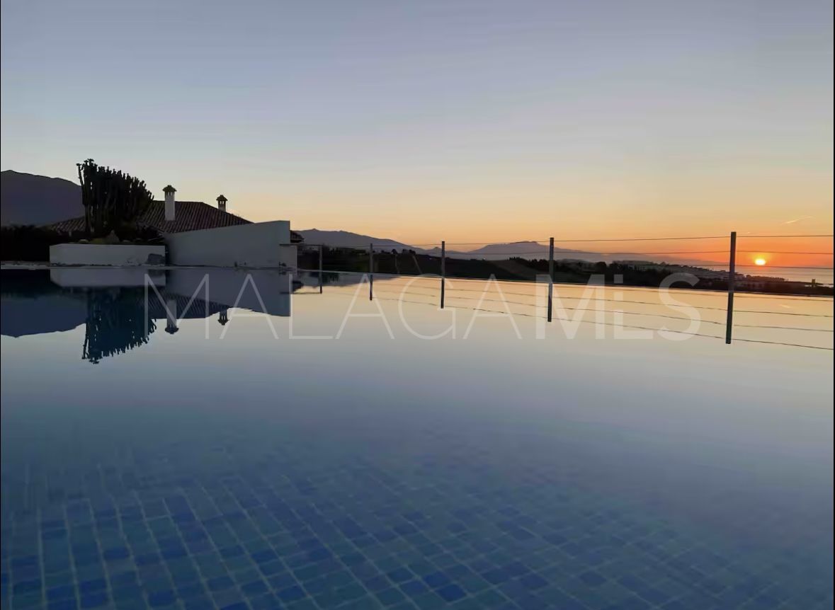 Villa for sale in Manilva Beach with 6 bedrooms