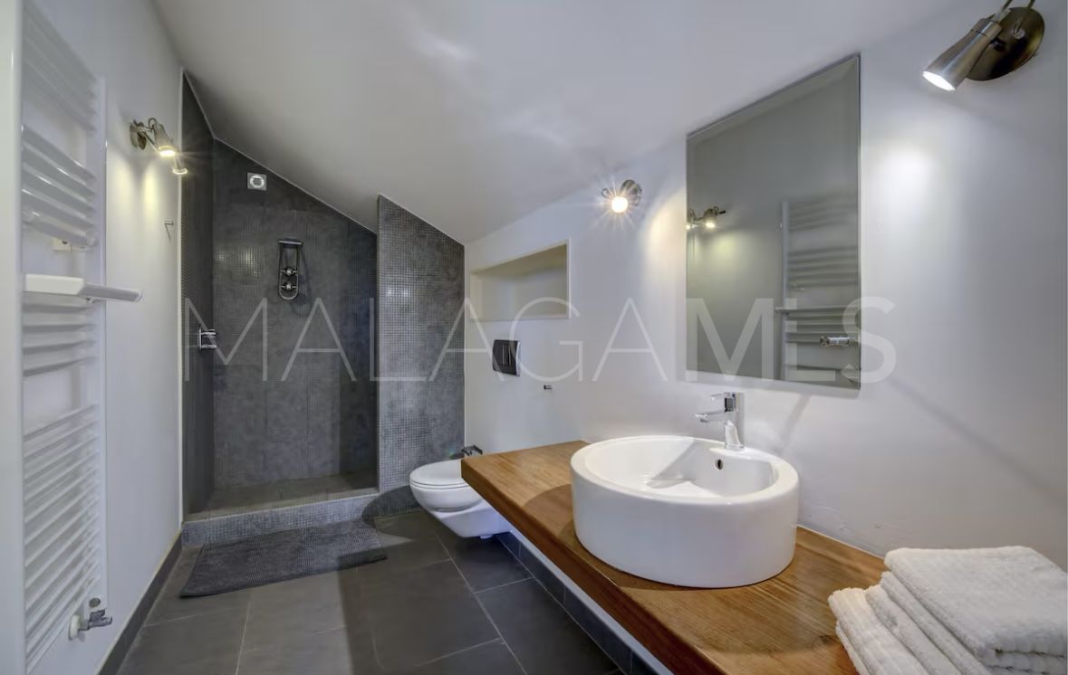 Villa for sale in Manilva Beach with 6 bedrooms