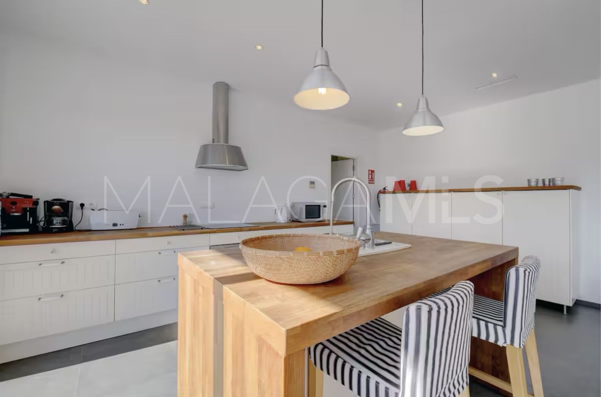 Villa for sale in Manilva Beach with 6 bedrooms