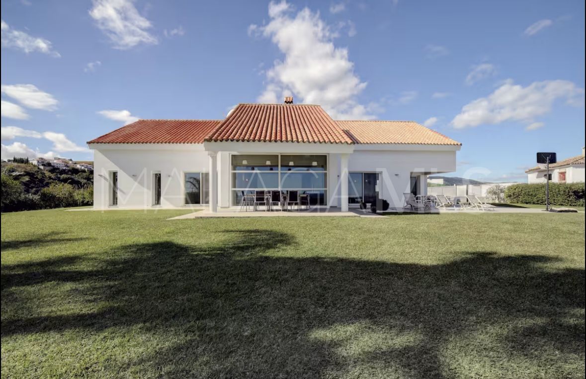 Villa for sale in Manilva Beach with 6 bedrooms