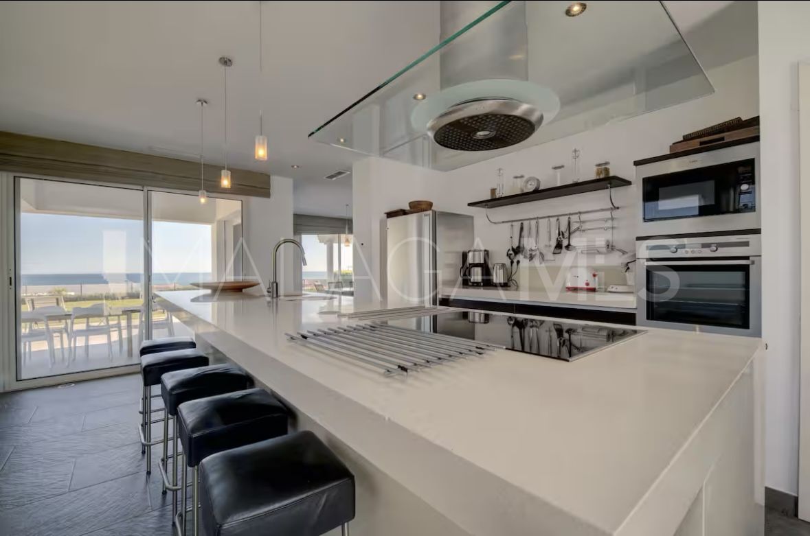 Villa for sale in Manilva Beach with 6 bedrooms