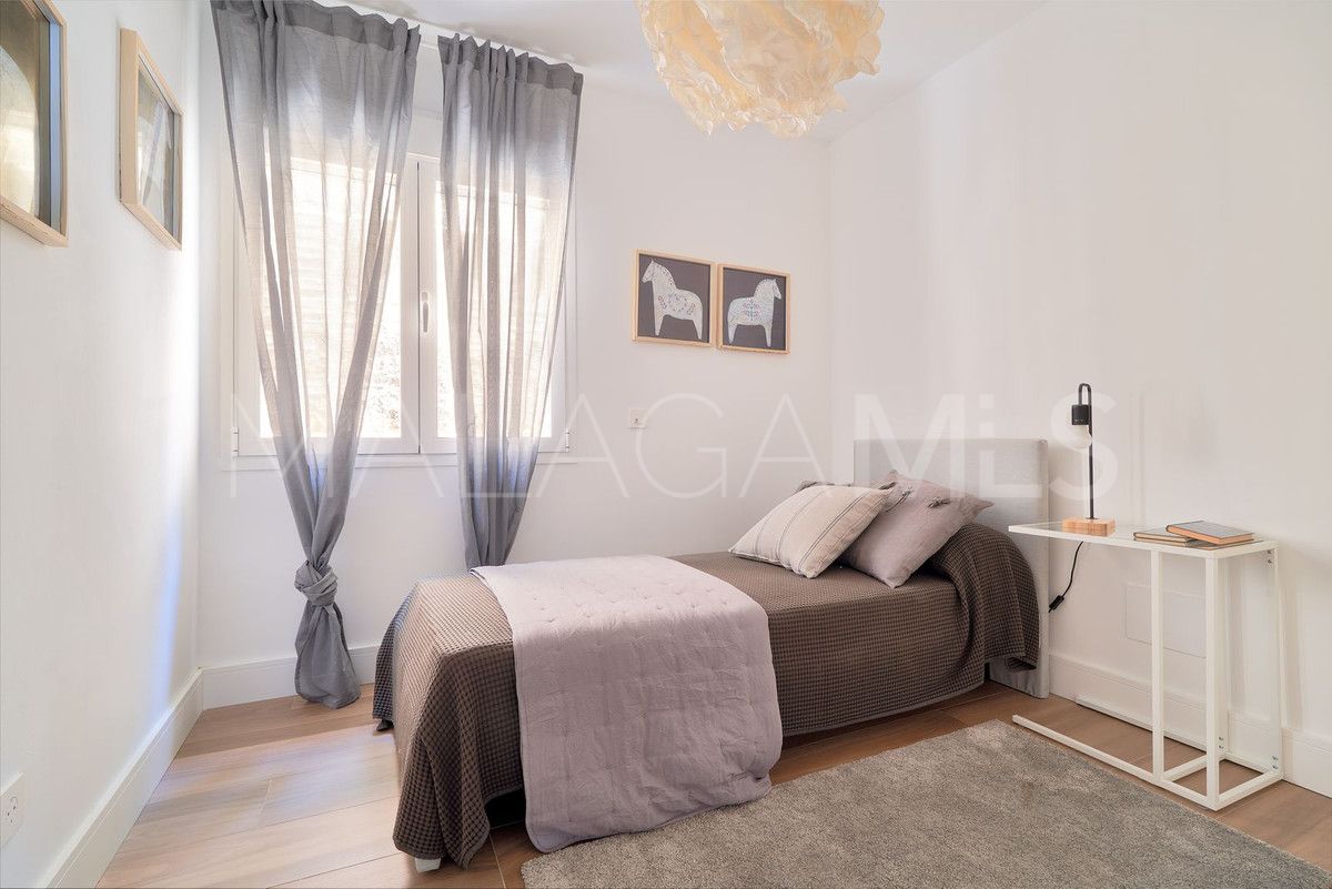 For sale Malaga - Este apartment with 4 bedrooms