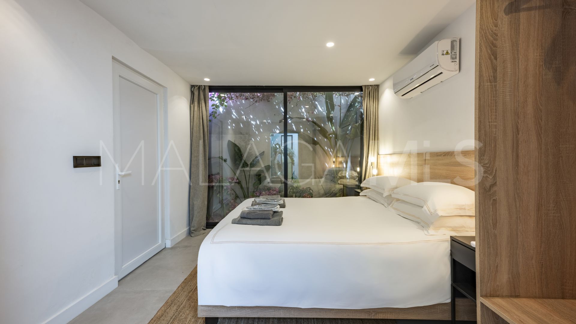 Buy villa de 5 bedrooms in Cortijo Blanco