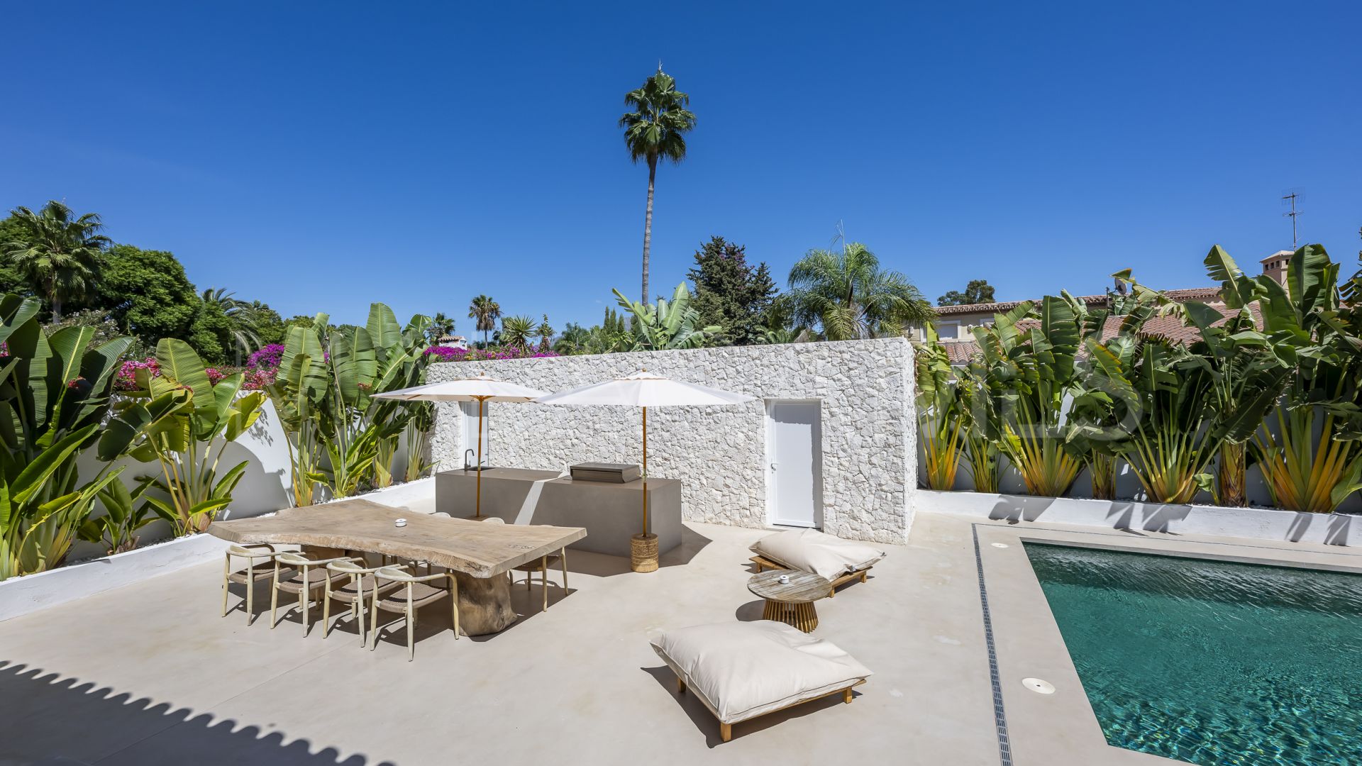 Buy villa de 5 bedrooms in Cortijo Blanco