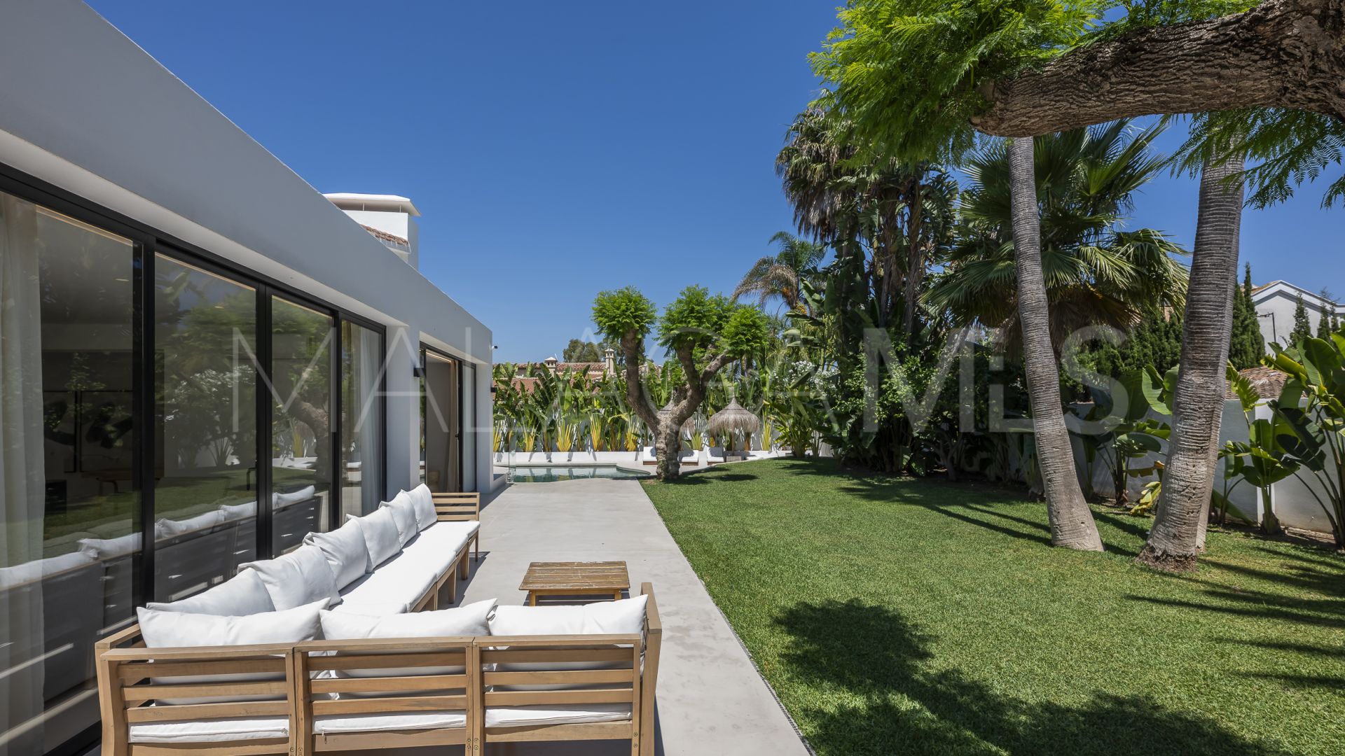 Buy villa de 5 bedrooms in Cortijo Blanco