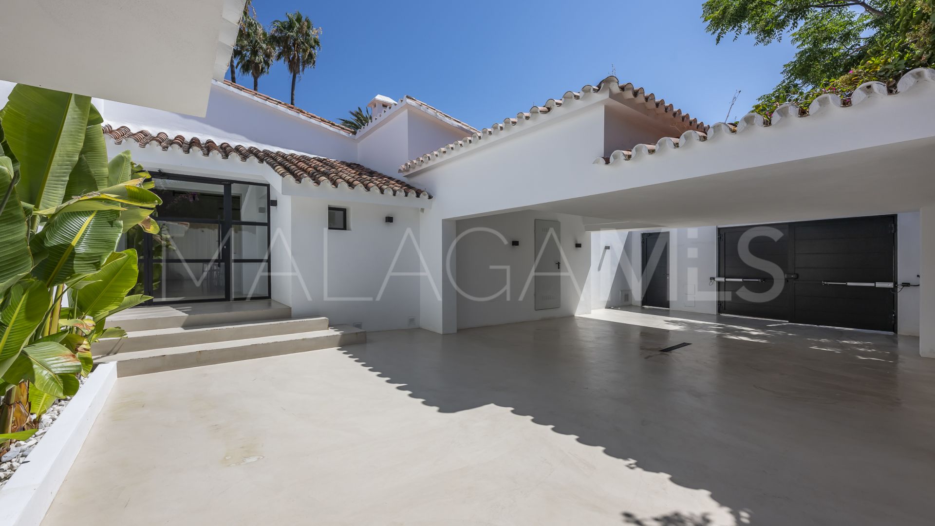 Buy villa de 5 bedrooms in Cortijo Blanco