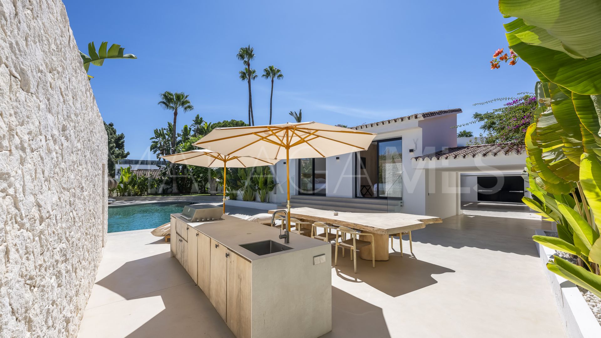 Buy villa de 5 bedrooms in Cortijo Blanco