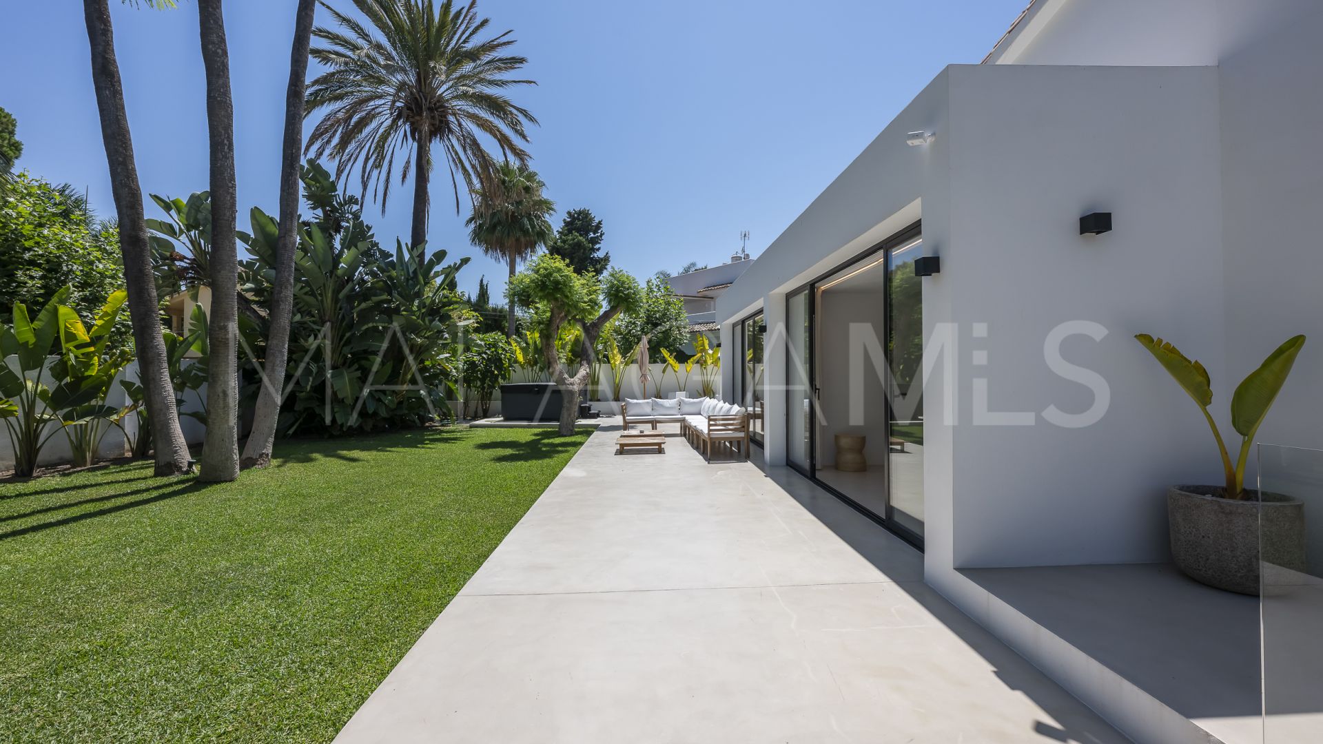 Buy villa de 5 bedrooms in Cortijo Blanco