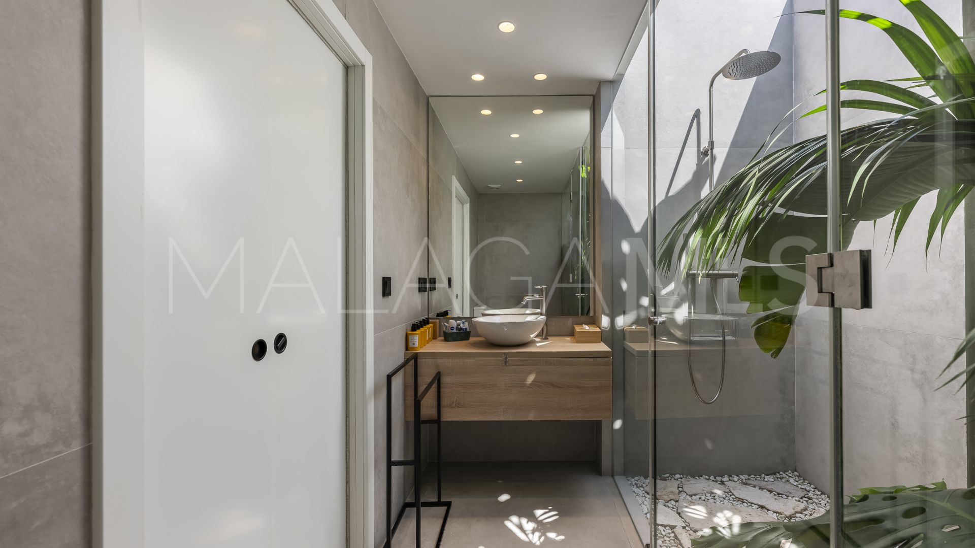 Buy villa de 5 bedrooms in Cortijo Blanco