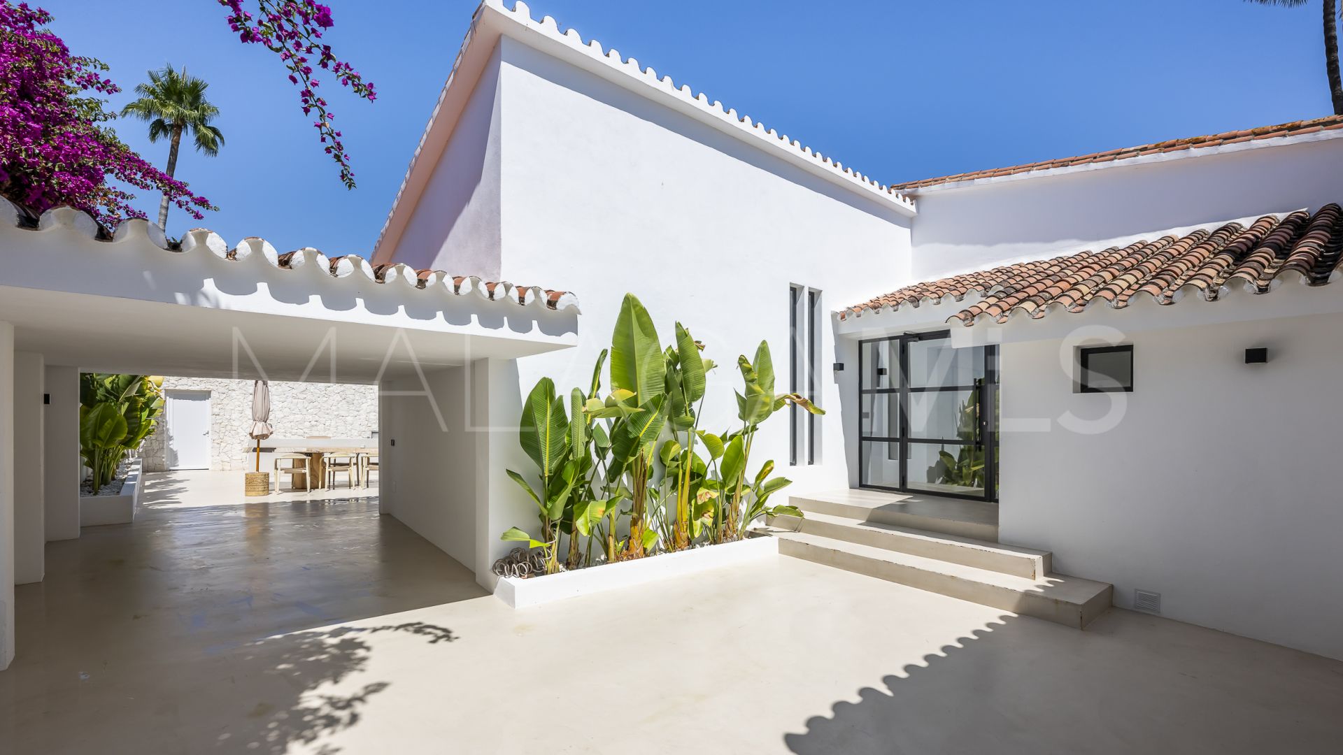 Buy villa de 5 bedrooms in Cortijo Blanco