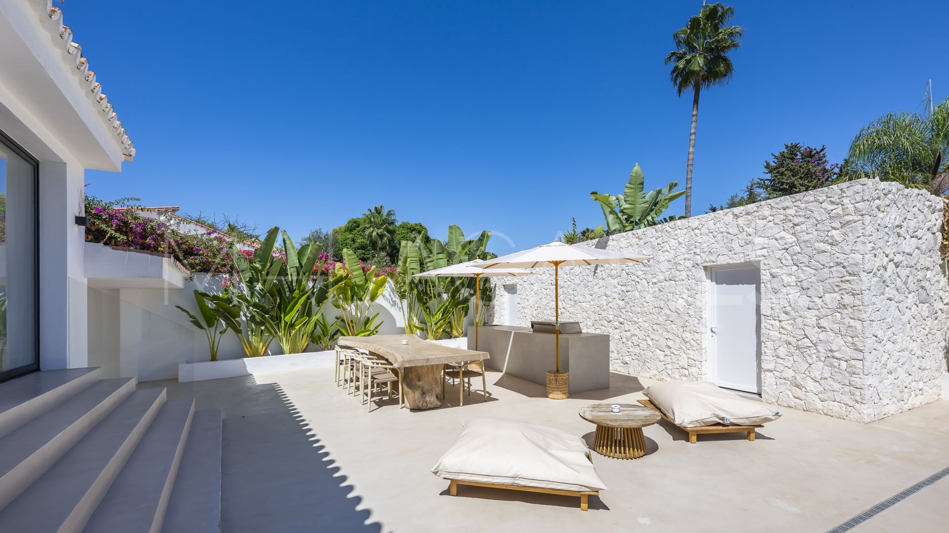 Buy villa de 5 bedrooms in Cortijo Blanco