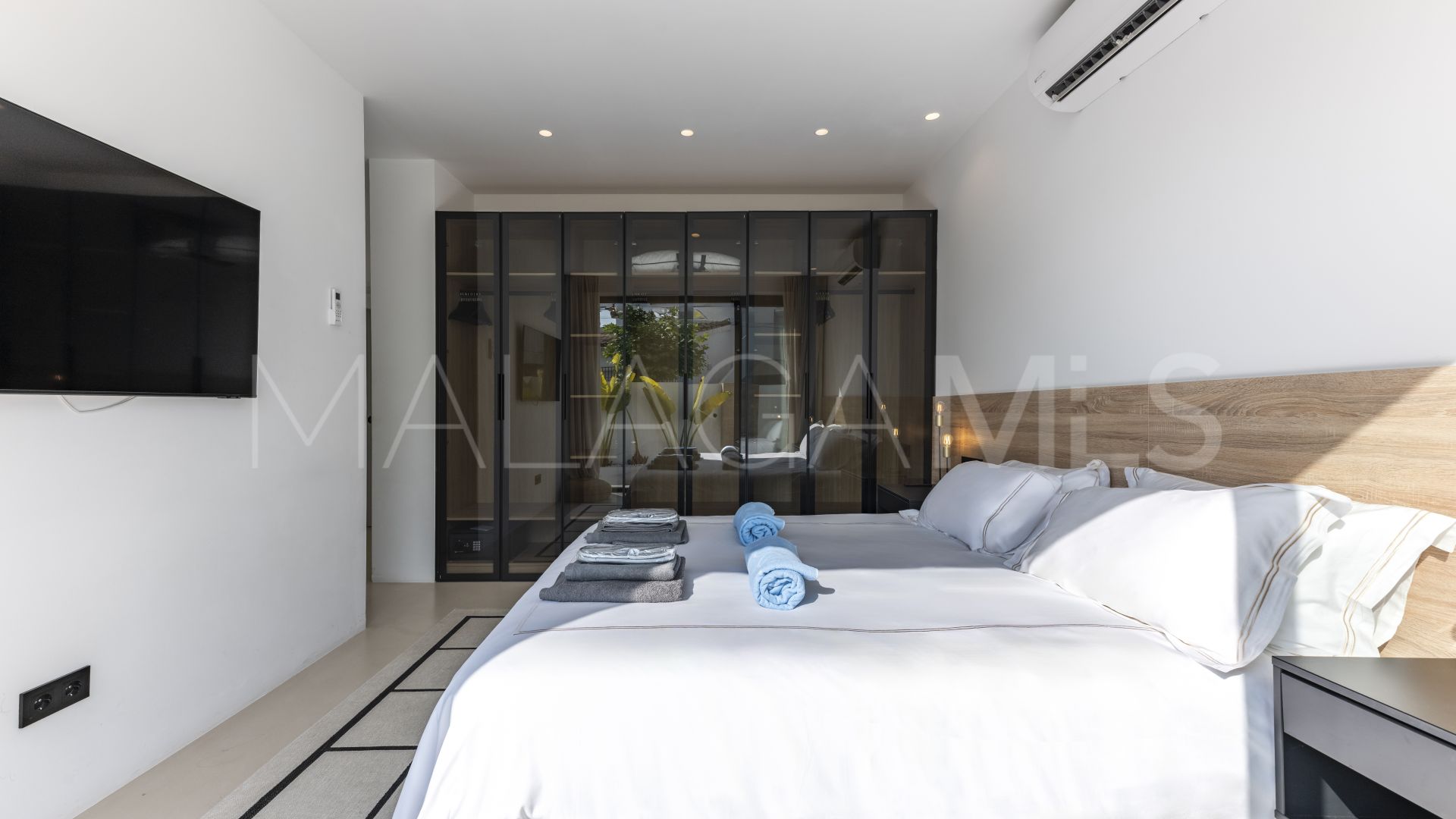 Buy villa de 5 bedrooms in Cortijo Blanco