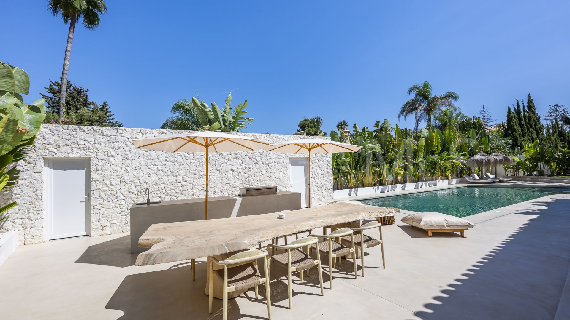 Buy villa de 5 bedrooms in Cortijo Blanco