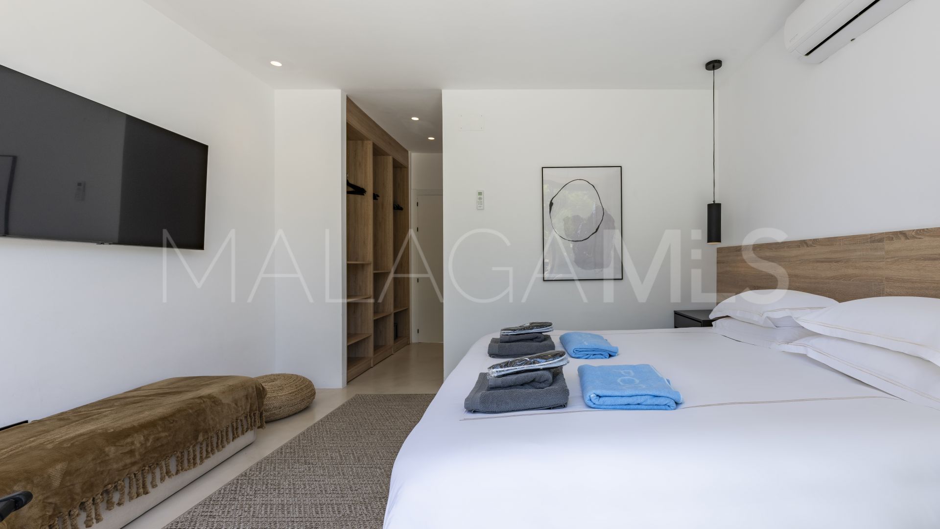 Buy villa de 5 bedrooms in Cortijo Blanco