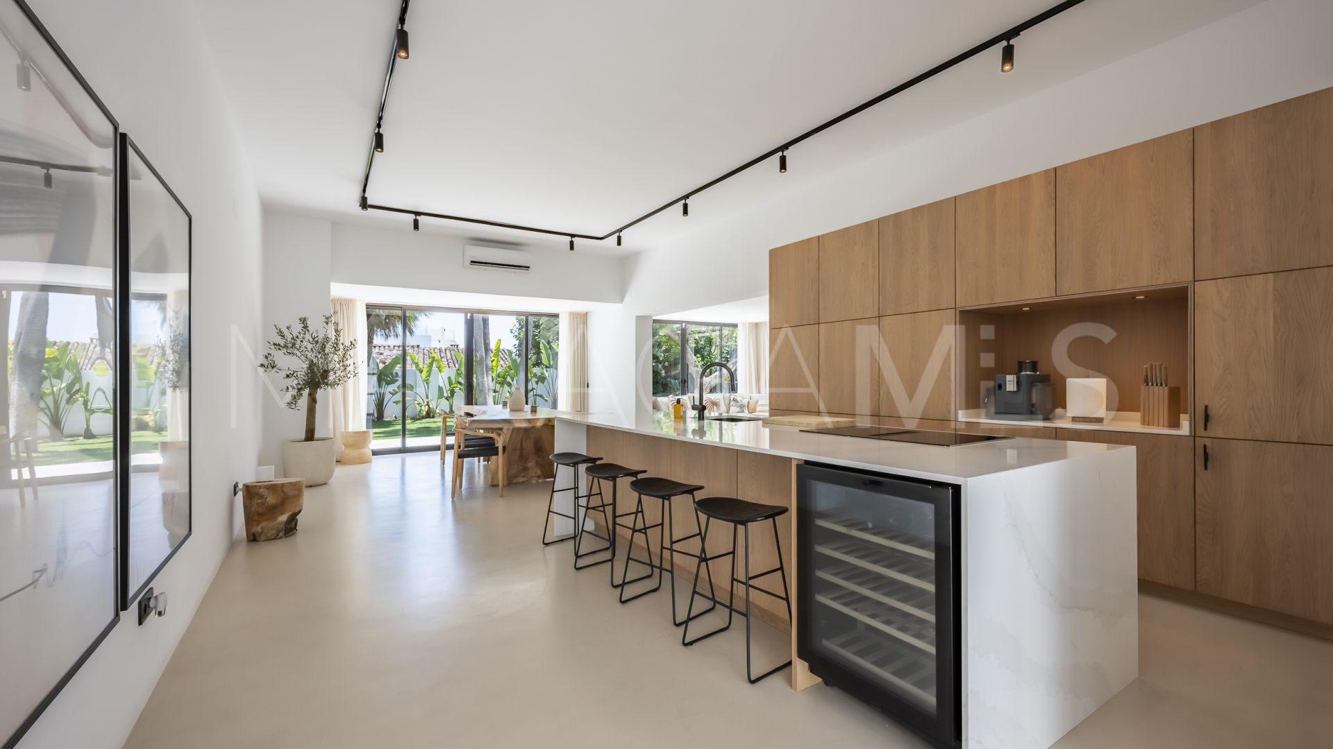 Buy villa de 5 bedrooms in Cortijo Blanco