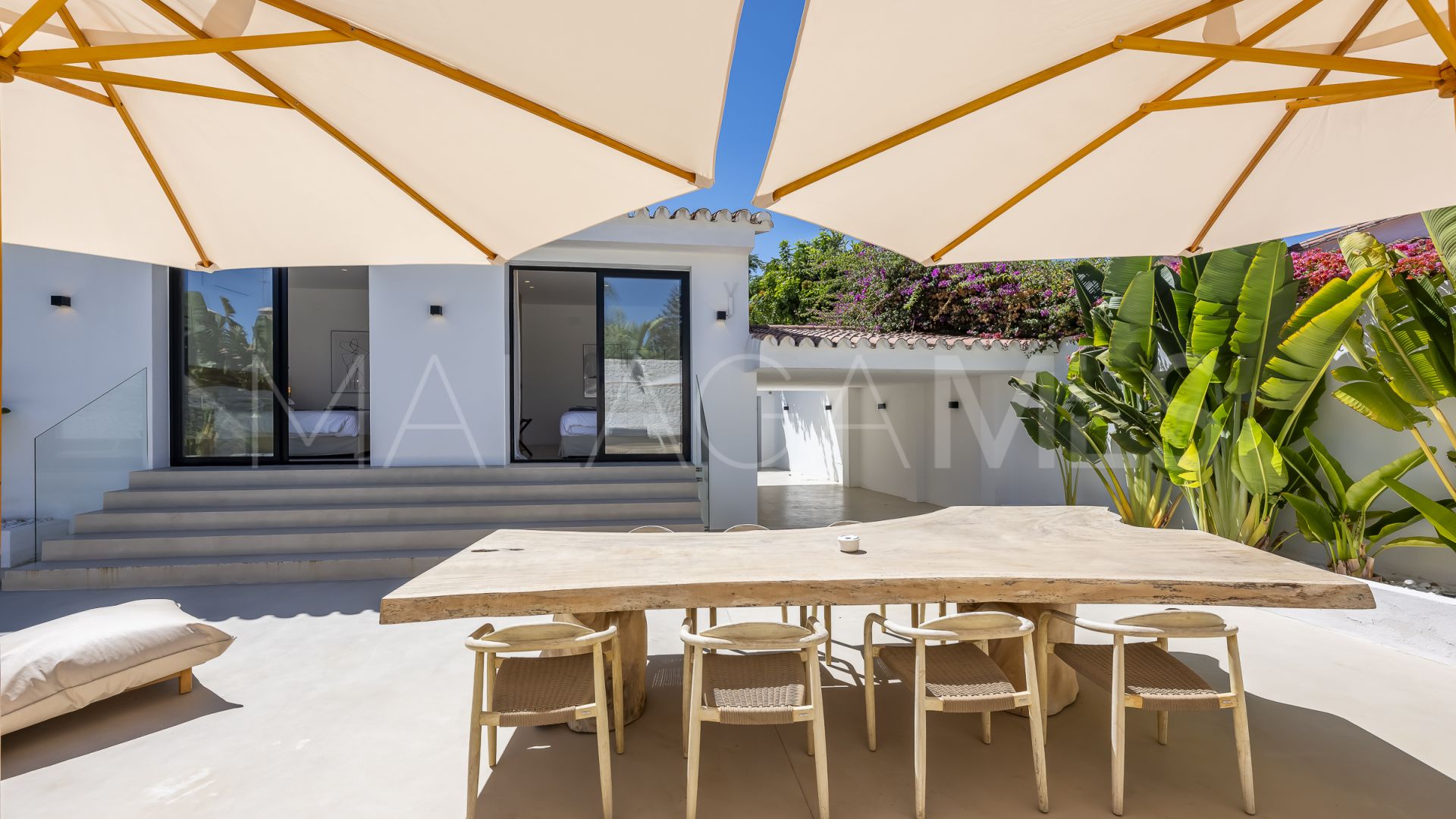 Buy villa de 5 bedrooms in Cortijo Blanco